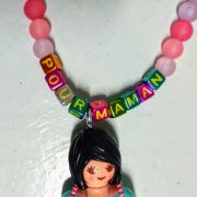 Collier Playmobil, "pour maman", perles roses