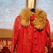Veste cuir et col fourrure rouge