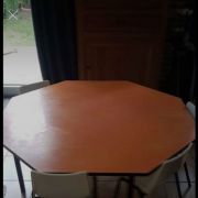Grand table avec 4 chaises maternelle année 70