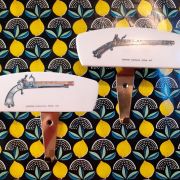 Patères vintage motif pistolets anciens