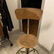Tabouret industriel  et fauteuil de bureau  ,