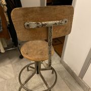 Tabouret industriel  et fauteuil de bureau  ,