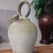 Cruche ancienne en terre cuite typique