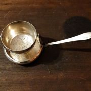 Passoire à thé en métal argenté 