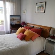 Lit en beau bois parfait état années 50 aec sommier à latte 