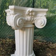 Belle colonne en en marbre aggloméré et plâtre