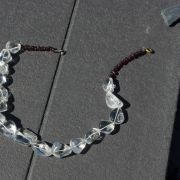 Collier en pierre de cristal et grenats