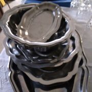 4 plats ovals ,3 moyens , un petit et un rond