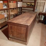 vieux comptoir de marchand de tissu en pin