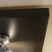 Tête de lit en bois avec éclairage intégré et étagères 