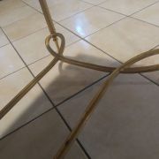 Table en marbre vert et laiton. 