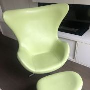 Fauteuil Egg en cuir et son ottoman 