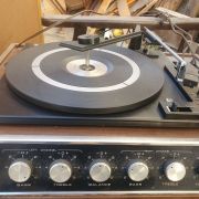 Tourne-disque 33, 45, 78 tours avec accessoires.