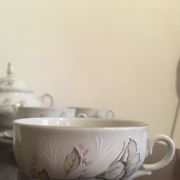 lot de deux tasses à café avec deux soucoupes en porcelaine