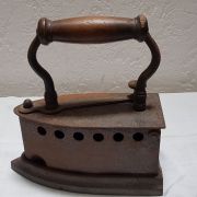 Fer à repasser à braises. 