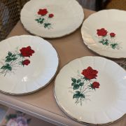 4 assiettes à dessert rose rouge