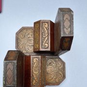 Superbe cale livres en bois gravés 