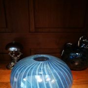 Vase artisanal en verre bleu avec filigrane