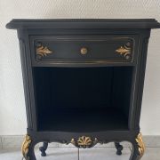 Table de chevet ou petit meuble d'appoint de style louis XV