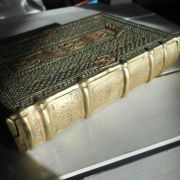 Coffret-boîte en forme de livre en bronze doré 