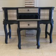 Petit bureau avec son tabouret. Noir et et imprimé serpent c