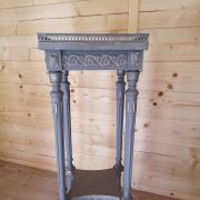 Sellette de style louis XVI peinte en gris et patinée 