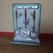 Porte ustensiles émaillé motif floral avec 3 objets