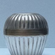 Joli petit pot argenté 