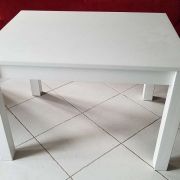 Table blanche en bois avec 2 rallonges