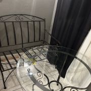 Table ronde en fer forgé et verre et banc deux places assort