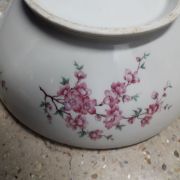 Plat creux en porcelaine. 