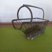 Porte bouteille en métal argenté. 