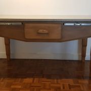 Table de métier avec un plateau en marbre