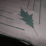 nappe ancienne brodée avec décor feuilles de houx - coton bl