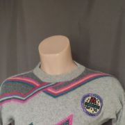 Pull laine écussons multicolore  perles 