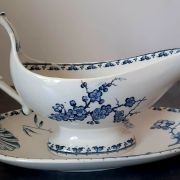 Saucière Carmen en faïence fleurie insecte bleu.