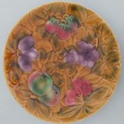 Plat en barbotine signé SARREGUEMINES. 