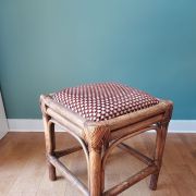 Tabouret en rotin et velours