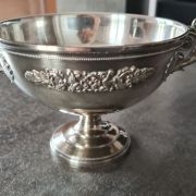 Belle coupe de mariage en métal argenté finement gravée avec