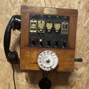 Ancien standard téléphonique mural en acajou 