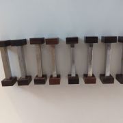 8 porte couteaux Art Déco palissandre et métal. 