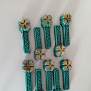 10 porte couteau vert et or, années 60.