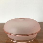 Globe en verre rose opaque