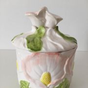 Pot avec couvercle en barbotine signé des initiales FG