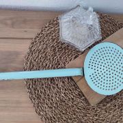 Ancienne écumoire en tôle émaillée bleue ciel .