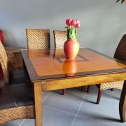 Table en  bois massif avec 2 rallonges + verre de protection