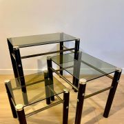 Tables gigognes noires et dorées