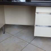 /Bureau métallique industriel des années 70 trois tiroirs et