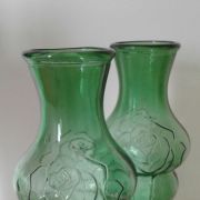 Paire de grands vases en verre moulé
