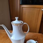 Théière et Pot à lait Porcelaine Parfait état livraison poss